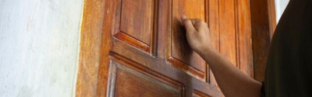Nikoli pretresali babinu kuću u potrazi za pištoljem, veruje - jer je aktivan na protestima
