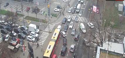 GUŽVA U BULEVARU DESPOTA STEFANA, NA BRANKOVOM BEZ PROBLEMA: Na Gazeli sve teče, usporen saobraćaj u strogom centru zbog prevrtanja automobila u Kralja Milana
