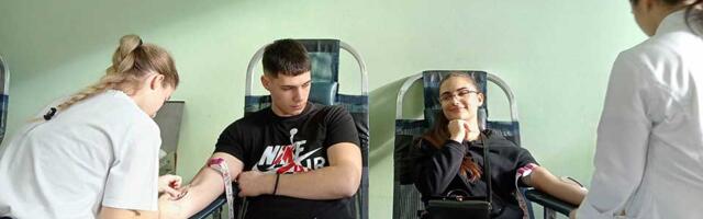 „Spasili ste živote“: Maturanti u Zrenjaninu okupili sto dobrovoljnih davalaca krvi