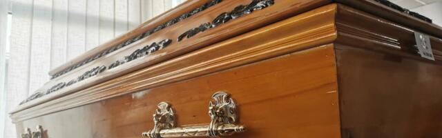 LEGNU U KOVČEG, ŽMURE, A ONDA... Bizaran trend se širi zemljom! Balkanci se KRSTE TRI PUTA kad vide šta se dešava!