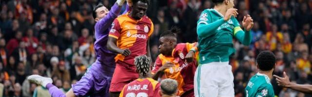 Jezive scene na Enfildu: Lang hitno operisan, Osimen slomio desnu podlakticu (VIDEO)