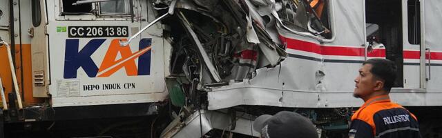 VIDEO Sudar dva voza u Indoneziji: Sedmoro mrtvih, više od 80 povređenih, neki još zarobljeni među vagonima