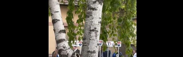 VIDEO: Naprednjaci se okupili kod redakcije Storytellera u Kulpinu dok je trajao panel o ulozi medija