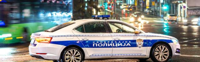 KRVNIČKI PRETUČEN DEČAK (15) NA VOŽDOVCU Četvorica ga presrela i zverski tukla, staklenom čašom mu udarali po glavi! Dobio teške povrede