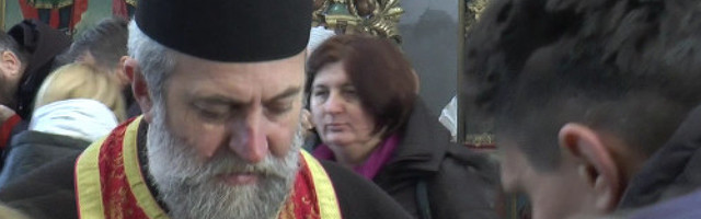 Ljubimo svešteniku ruku, a da li znate zašto?