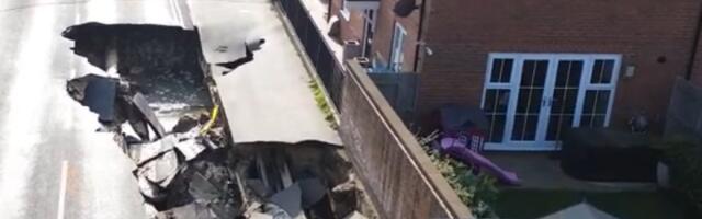 OGROMNA RUPA na sred ulice: Preko 20 metara se širi, ljudi u panici se evakuišu (VIDEO)