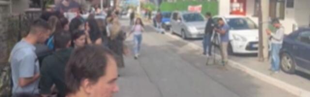 Građani ispred CZ-a gde će biti prebačen student Bogdan (FOTO, VIDEO)