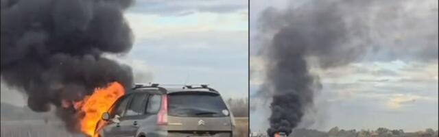 Drama na auto-putu ka Šidu: Plamen progutao vozilo (VIDEO)