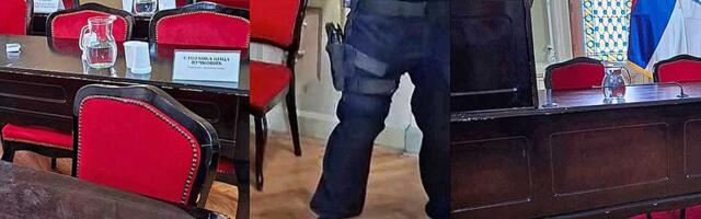 Policajci u Skupštini Zrenjanina: Opozicija najavljuje krivičnu protiv protiv Čedomira Janjića