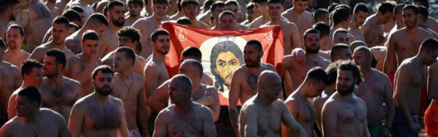 Широм Црне Горе обележено Богојављење традиционалним пливањем за Часни крст