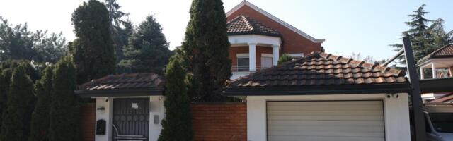 ZATVORENA KAPIJA, MUK NA BEŽANIJSKOJ KOSI: Evo šta se dešava ispred doma pokojnog Saše Popovića