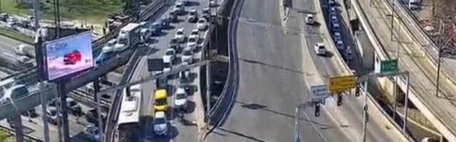 TREĆINA BEOGRADA U TOTALNOM KOLAPSU! Ma pojedinim mestima automobili kao DA STOJE U MESTU, ovo je HAOS! (FOTO)