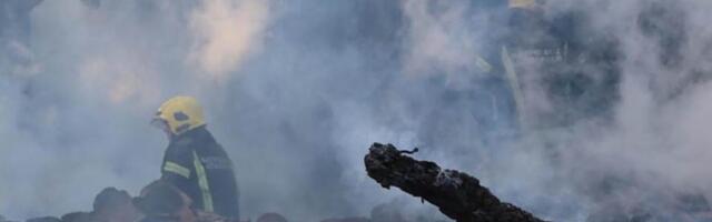 U pepelu i čađi tragedije - ČUDO! Goreo krov kuće u Bečeju, vatra sve uništila, ali ne i NJU