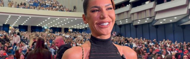 Marina pokazala prsten, pevačeva supruga pokušala da se sakrije: Poznati luduju na koncertu Magla benda