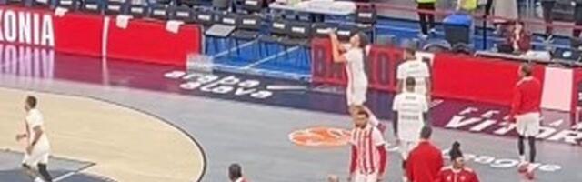 "Nema predaje" i srpski simboli na utakmici Zvezde u Španiji, na jednom od odlučujućih mečeva u Evroligi