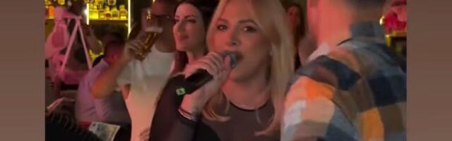 Nove slike Milice Todorović 3 meseca posle porođaja: Nasmejana u zagrljaju nepoznatog muškarca, nazdravljala