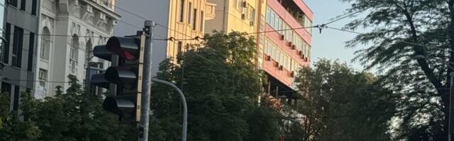 OBOREN MOTOCIKLISTA, SAOBRAĆAJ USPOREN! Udes u centru Beograda: Hitno prevezen u bolnicu!