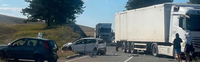 TEŽAK UDES NA PUTU ZA ZLATIBOR: Sudarili se dva automobila i kamion - na putu totalni zastoj