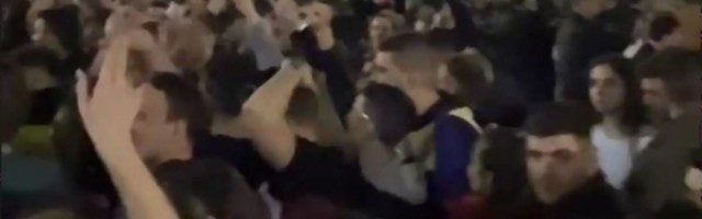 Studenti nikako da prestanu sa korona žurkama: Studenjakom se orila Karleuša, kao da pandemije i nema