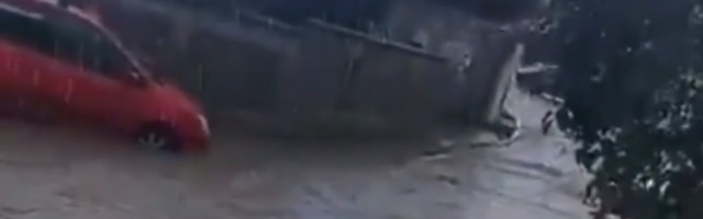 Kiša blokirala Beograd: Naselje Vojvode Vlahovića odsečeno od sveta, automobili plivaju kroz reku (VIDEO)