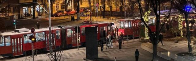 TRAMVAJI STOJE U BULEVARU KRALJA ALEKSANDRA: Ima ih više od 20 U KOLONI