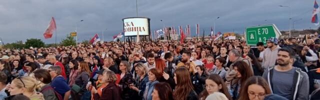 "Nisu svi Lađarci Ćaci": Veliki protest u Sremskoj Mitrovici (FOTO/VIDEO)