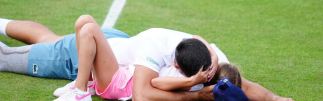 TARA UKRALA ŠOU NA VIMBLDONU! Reakcija Novakove ćerke postala hit: Pogledajte kako mala Đokovićeva lavica proživljava svaki poen svog tate! (FOTO)