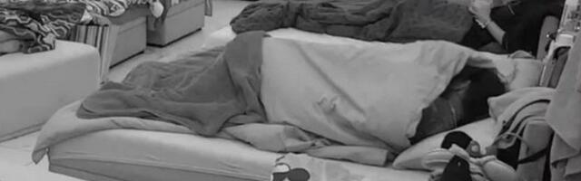 Anita i Filip se bacili u akciju pred svima!  Bez blama zadrmali krevet u punoj sobi