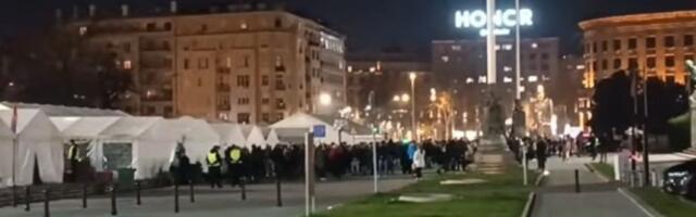 Pristalice vlasti okupljaju se u Ćacilendu pred šetnju studenata do Predsedništva