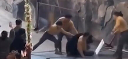 Izbio haos u zoo vrtu: Čuvar napravio veliku grešku, medved ga odmah oborio na zemlju (VIDEO)