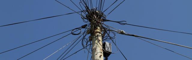 Grad Niš nastavlja da uklanja kablove i stubove Jotel-a, prisutna policija izbio i požar