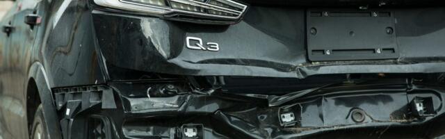 Izgubio kontrolu, pa završio u dvorištu kuće: Pogledajte sliku sa lica mesta, auto skroz uništen nakon udesa