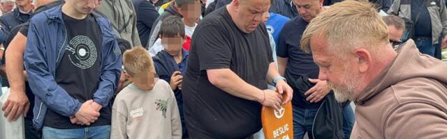 Oglasio se sin Halida Bešlića sa hitnim apelom za pomoć: “Ovaj momak je ležao sa oba moja roditelja”