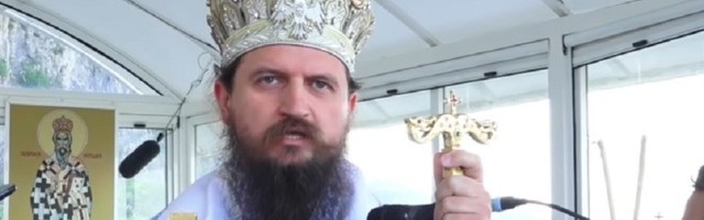 SNS VLADIKA Episkop Sergije: Vučić je Bog!