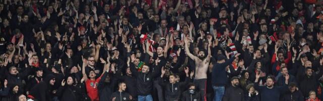 Baklje, navijači na terenu i prekid u valonskom derbiju: Standard ponižen (VIDEO)