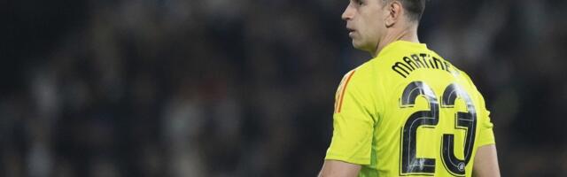 Vreme je da poseti psihijatra! Francuzi ratuju sa Martinezom! Kačket sa "galskim petlom" prešao sve granice (FOTO)