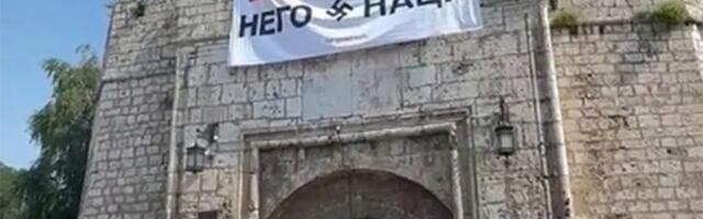 Na niškoj Tvrđavi postavljen transparent “Bolje ćaci nego naci“ sa kukastim krstom