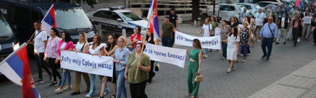 Šetnja protiv blokada u Leskovcu i večeras (FOTO+VIDEO)