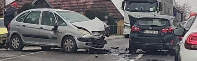 Teška saobraćajka kod Kraljeva! Auto se od siline udarca zarotirao, delovi rasuti svuda unaokolo