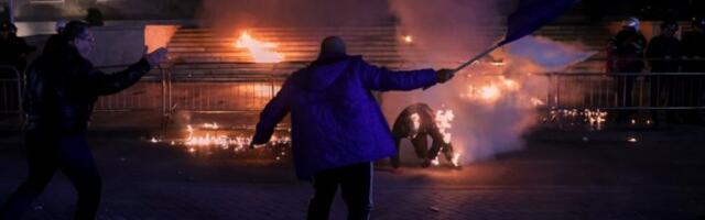 HAOS U TIRANI! Zapaljena vila Envera Hodže! BESNE PROTESTI, DEMONSTRANTI RUŠE SVE PRED SOBOM! (FOTO)