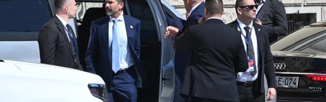 Donald Tramp Mlađi u Banjaluku doveo novu verenicu: Betina ukrala šou u tamnoplavoj haljini, a pred njom srpska trobojka