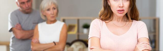 Snaja zamerila svekrvi što unuku kupuje JEFTINE IGRAČKE, razapeli je u komentarima: "Šta tebe briga..."