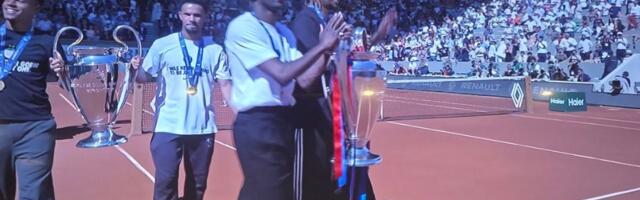 Šou na Rolan Garosu: Fudbaleri PSŽ-a doneli trofej Lige šampiona na Šatrije, usledila fešta na tribinama