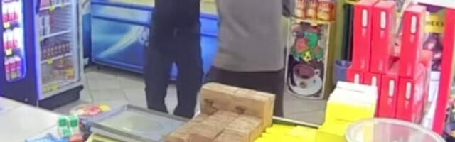 HRABRI LUKA SAVLADAO NAORUŽANOG PLJAČKAŠA! Drama u Šapcu: Razbojnik uleteo u radnju, pogledajte kako je neustrašivi vatrogasac reagovao (VIDEO)