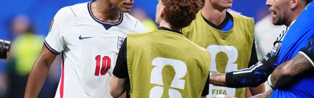 BELINGEM NAPRAVIO OPŠTI HAOS - ŽESTOK SKANDAL PO ZAVRŠETKU MEČA! Englez prišao s leđa i OPALIO Argentinca po glavi! Kamere sve zabeležile!