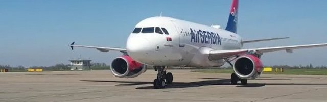(FOTO) SLETEO AVION IZ PARIZA, 144 državljana Srbije se vratilo u Beograd