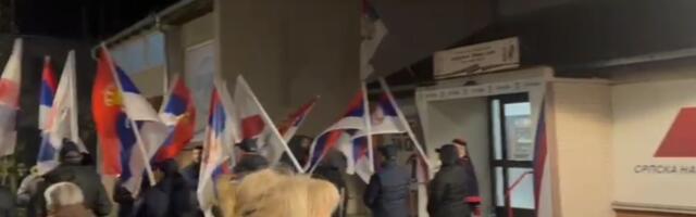 &quot;NE&quot; BLOKADAMA Vesela atmosfera na skupu u Sečnju, ore se srpske pesme