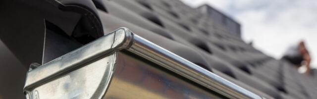 Čaršavom i majicom zapušili oluk: Neko zadaje glavobolje stanarima zgrade u Leskovcu