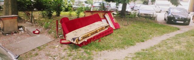 Kauč na travi, polomljena ograda i smeće: Slika parka u centru Leskovca
