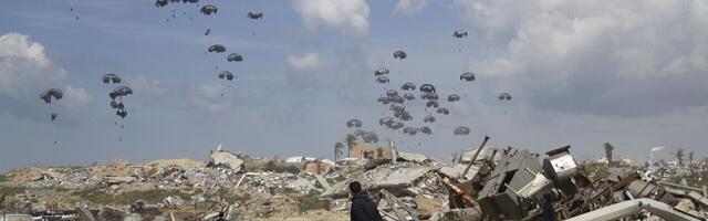 Gaza: Osamnaestoro poginulo dok su pokušavali da pokupe hranu bačenu padobranima